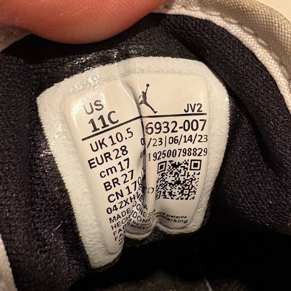 Air Jordan 1 Mid SE Black / Metallic Gold - White - Little Kid size 11 - Picture 8 of 9